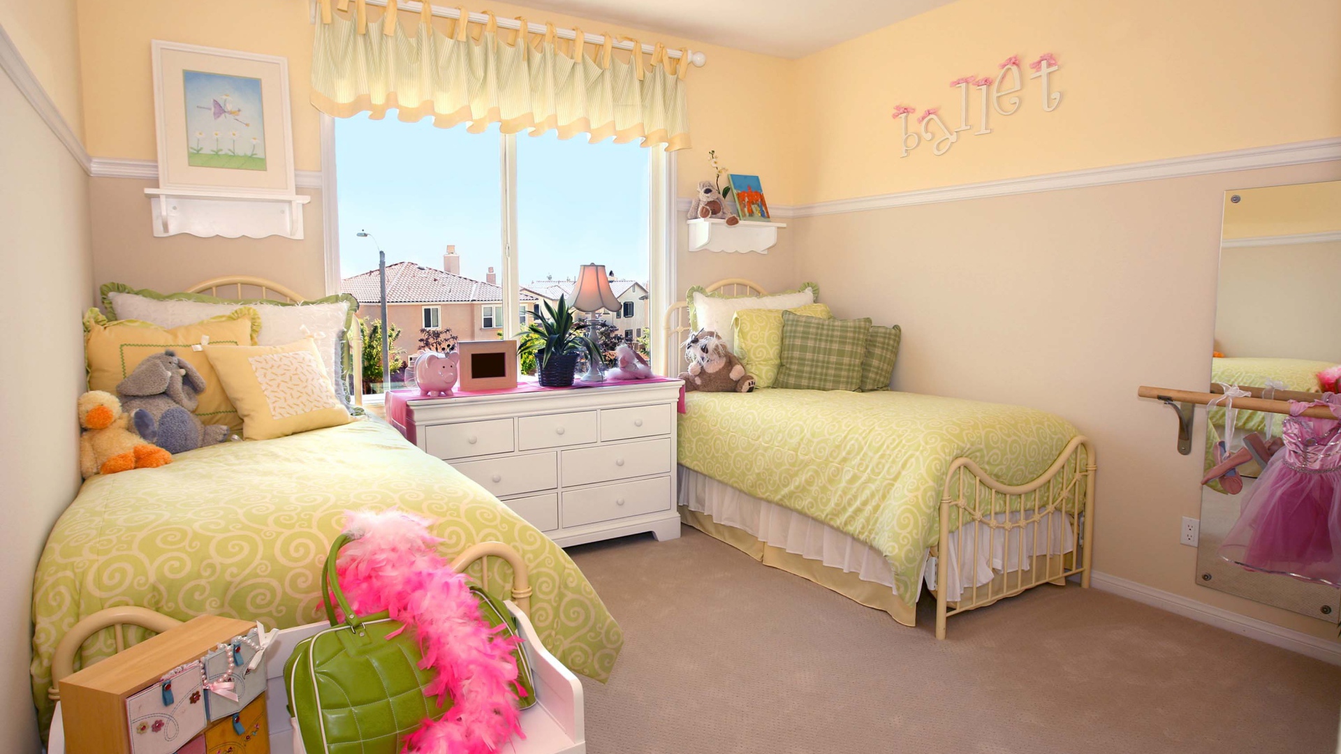 Две кровати для близняшек