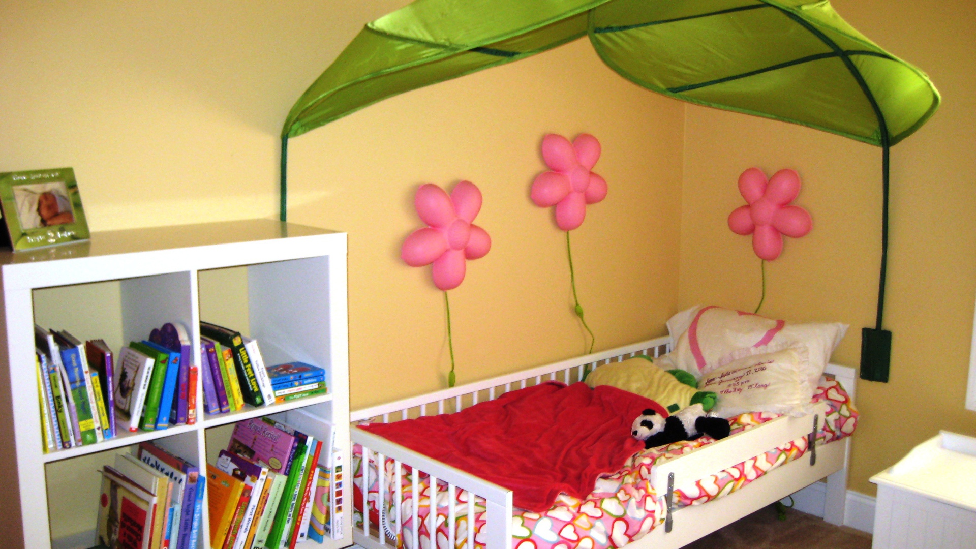 Зонтик над кроватью в детской