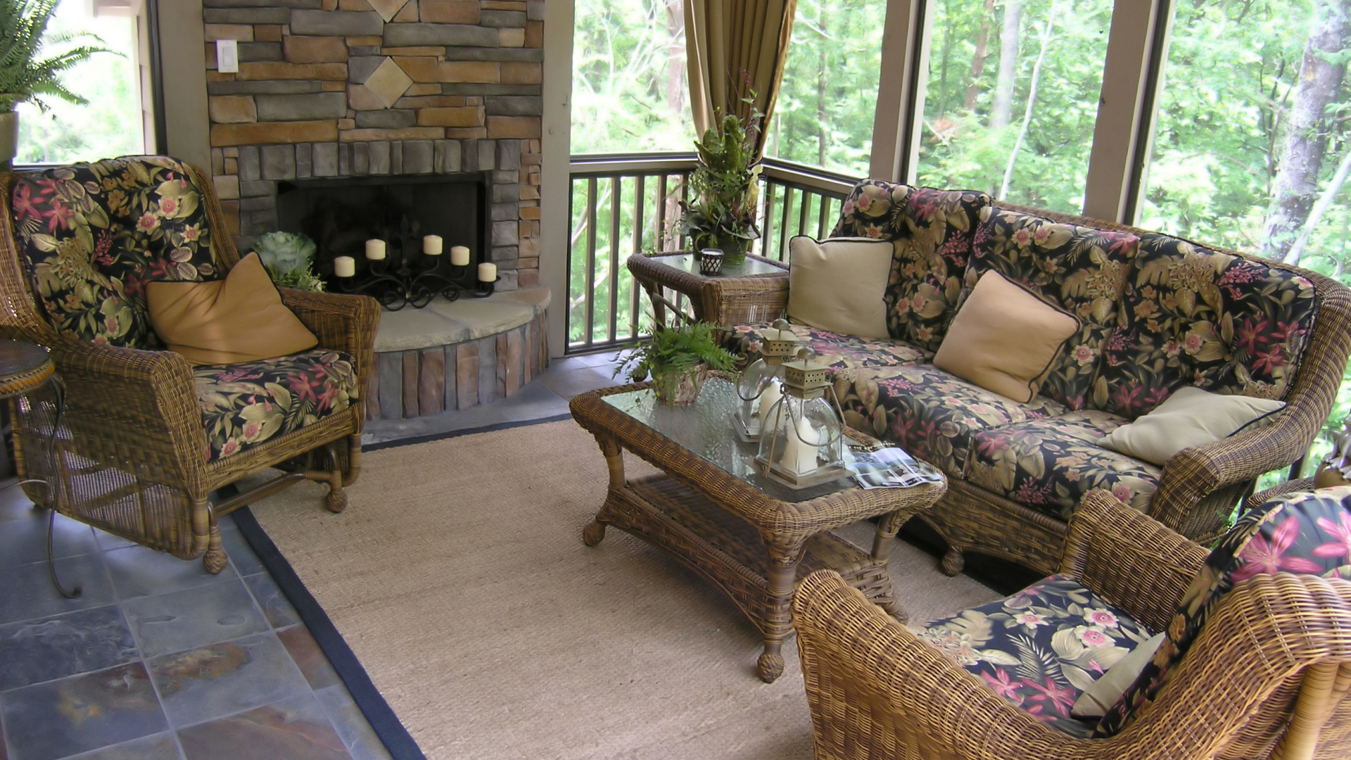 Веранда с плетеной мебелью