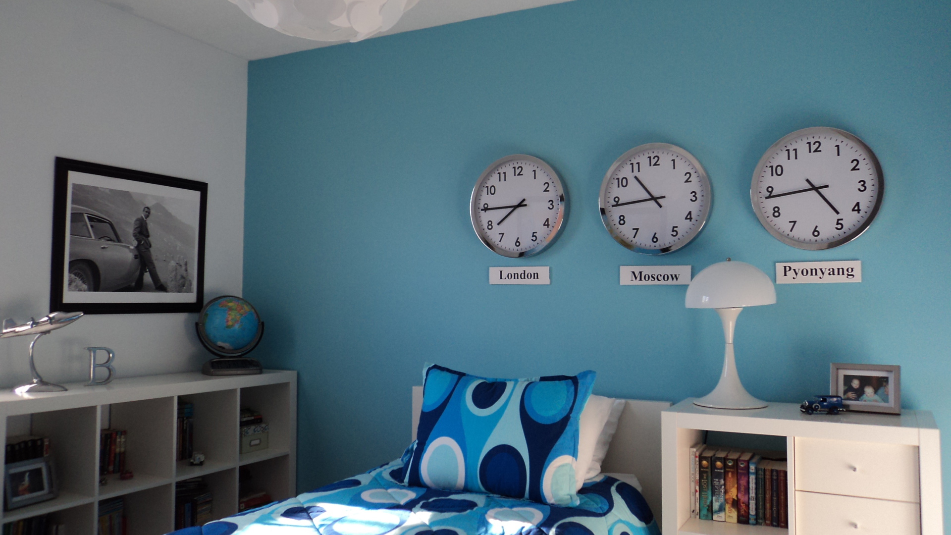 Часы над кроватью в детской