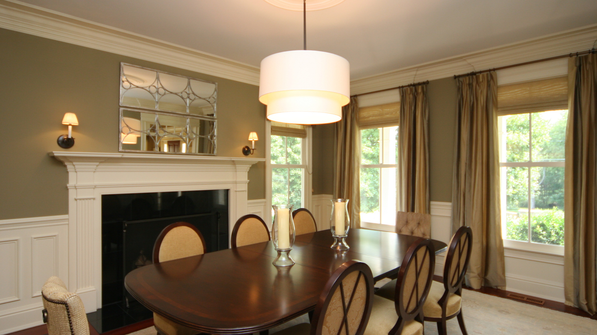 Белая люстра над столом в столовой