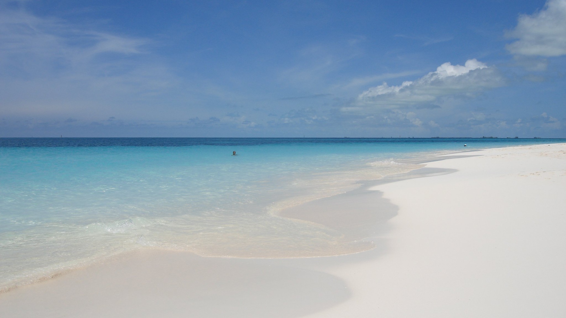 Белый песок на пляже на курорте Кайо Ларго, Куба