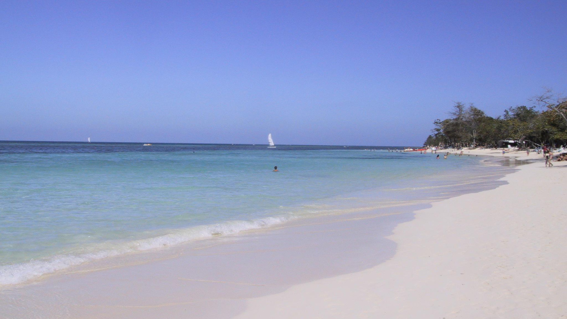 Белый песок на пляже на курорте Гуардалавака, Куба