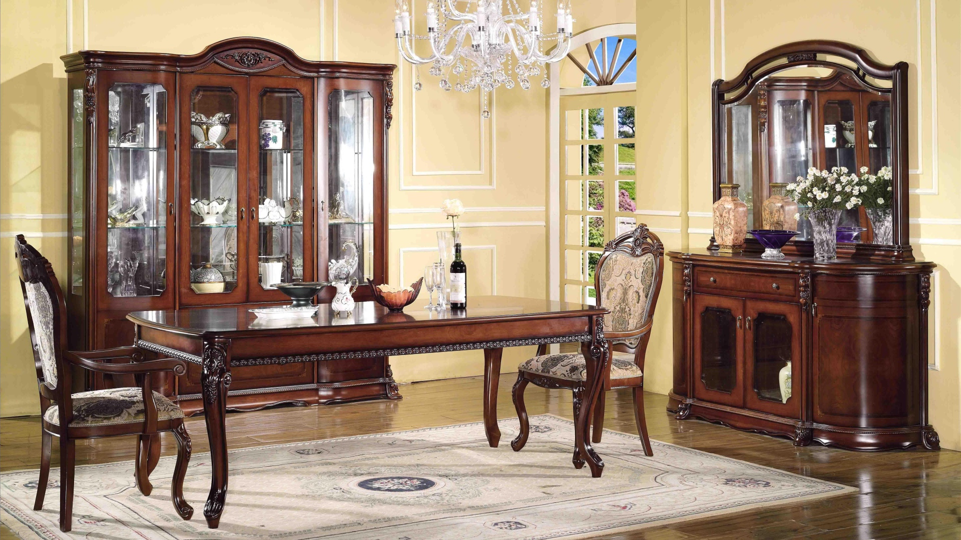 Вино на столе в гостиной