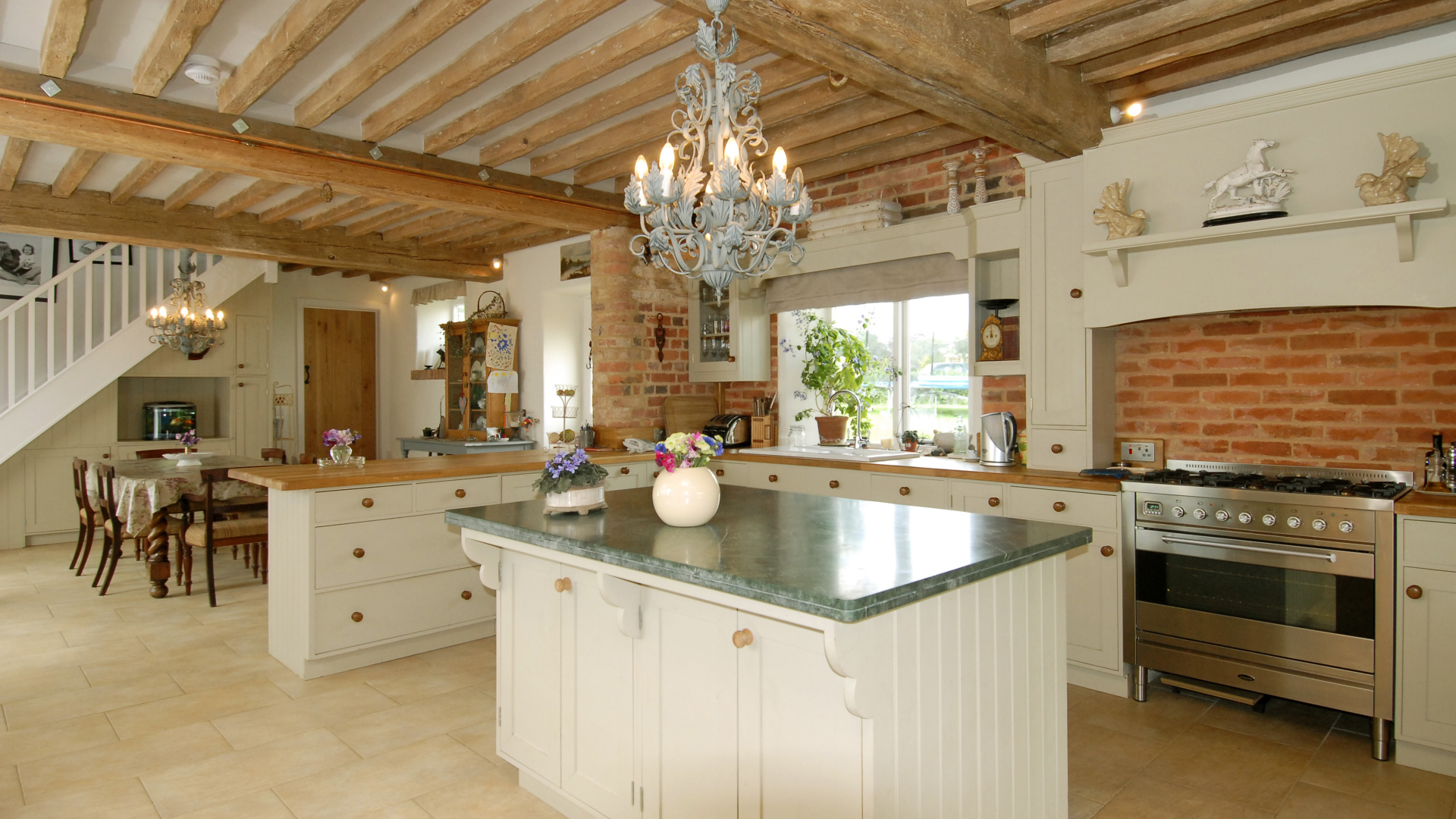 Деревянный потолок в кухне