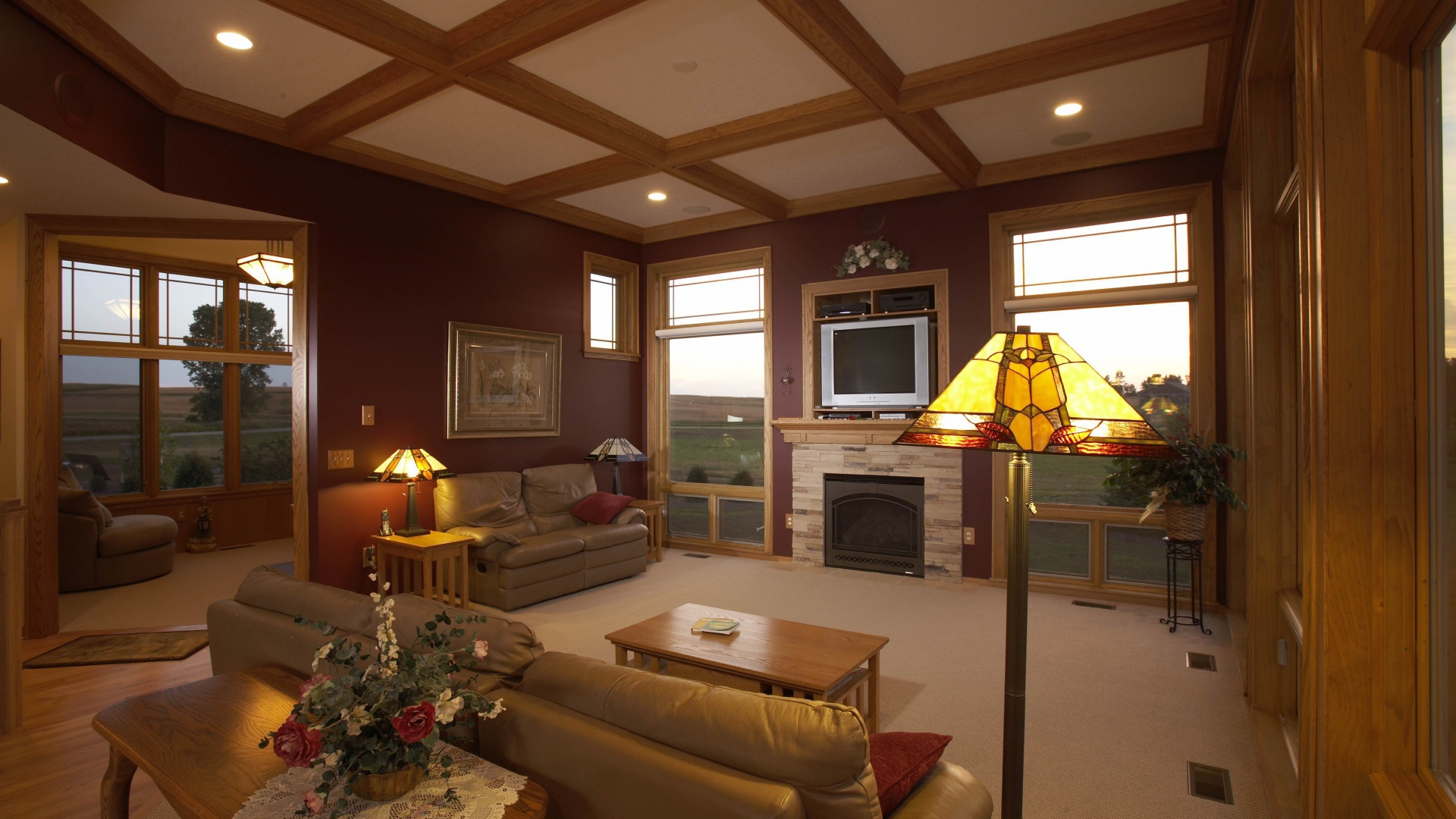 Деревянный потолок в гостиной