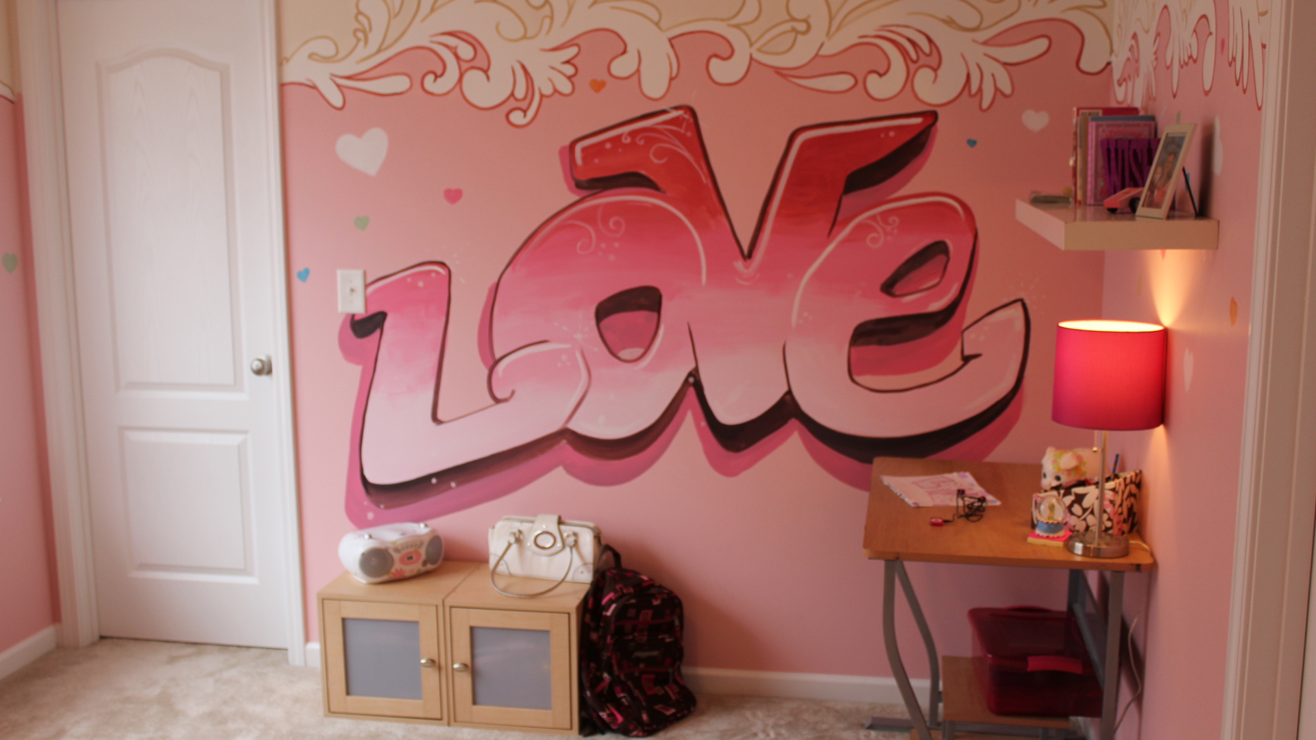 Надпись на стене в детской комнате