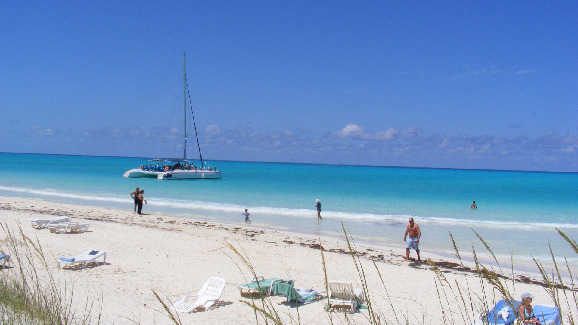 Яхта у берега на курорте Кайо Гильермо, Куба