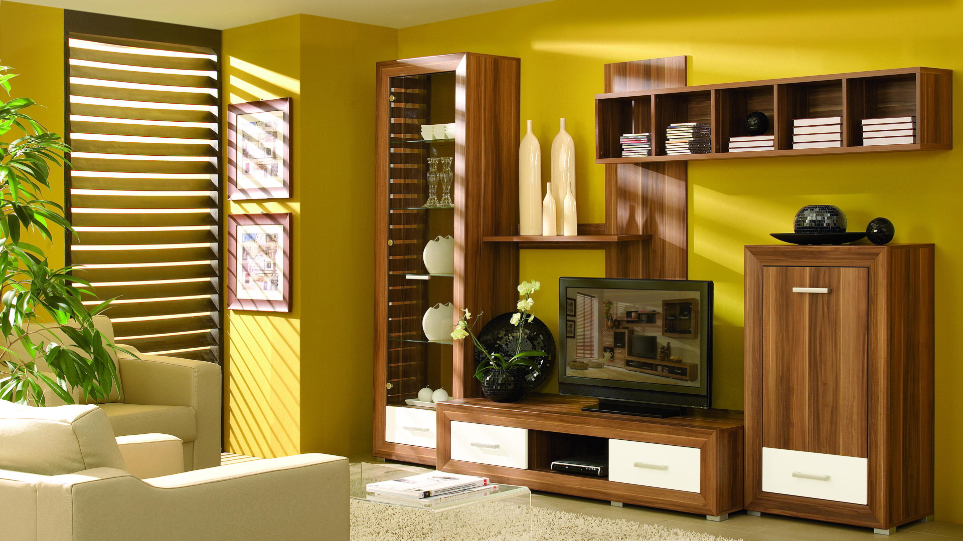 Желтая стена в гостиной