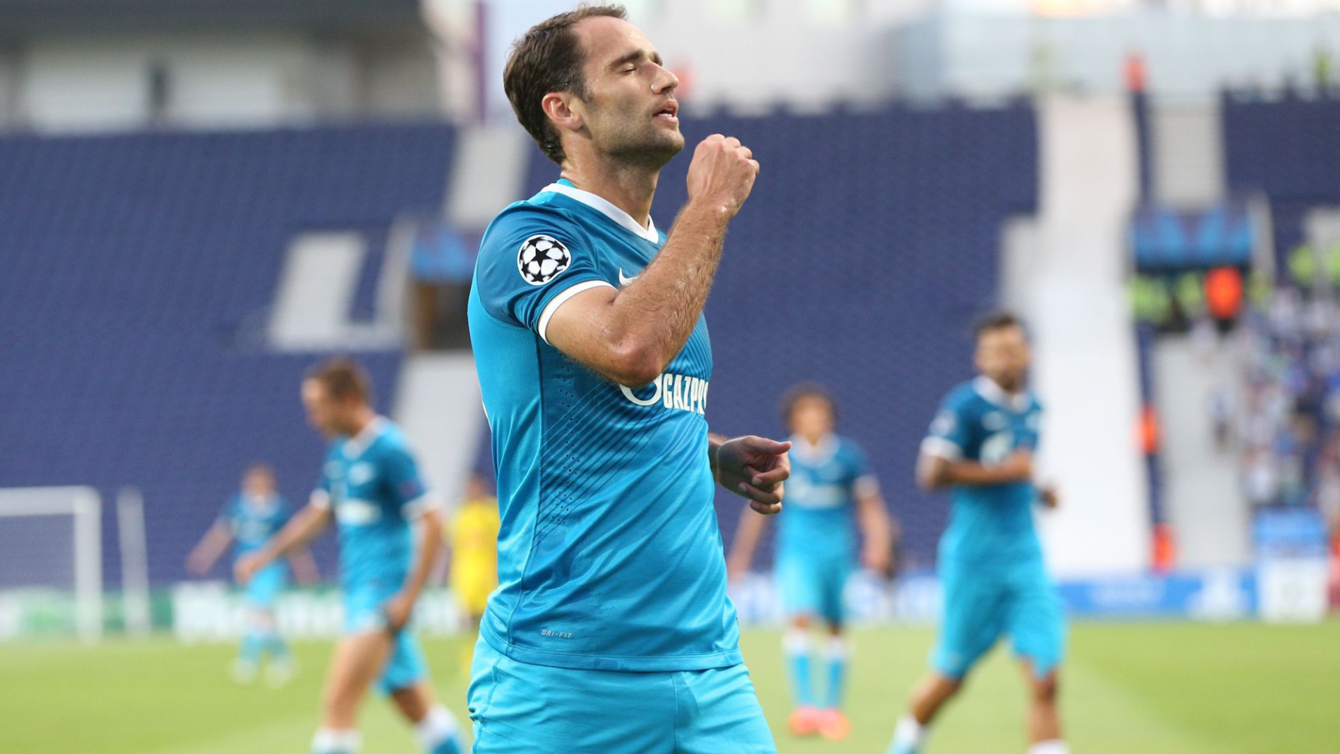 Роман Широков полузащитник Зенита бежит по полю