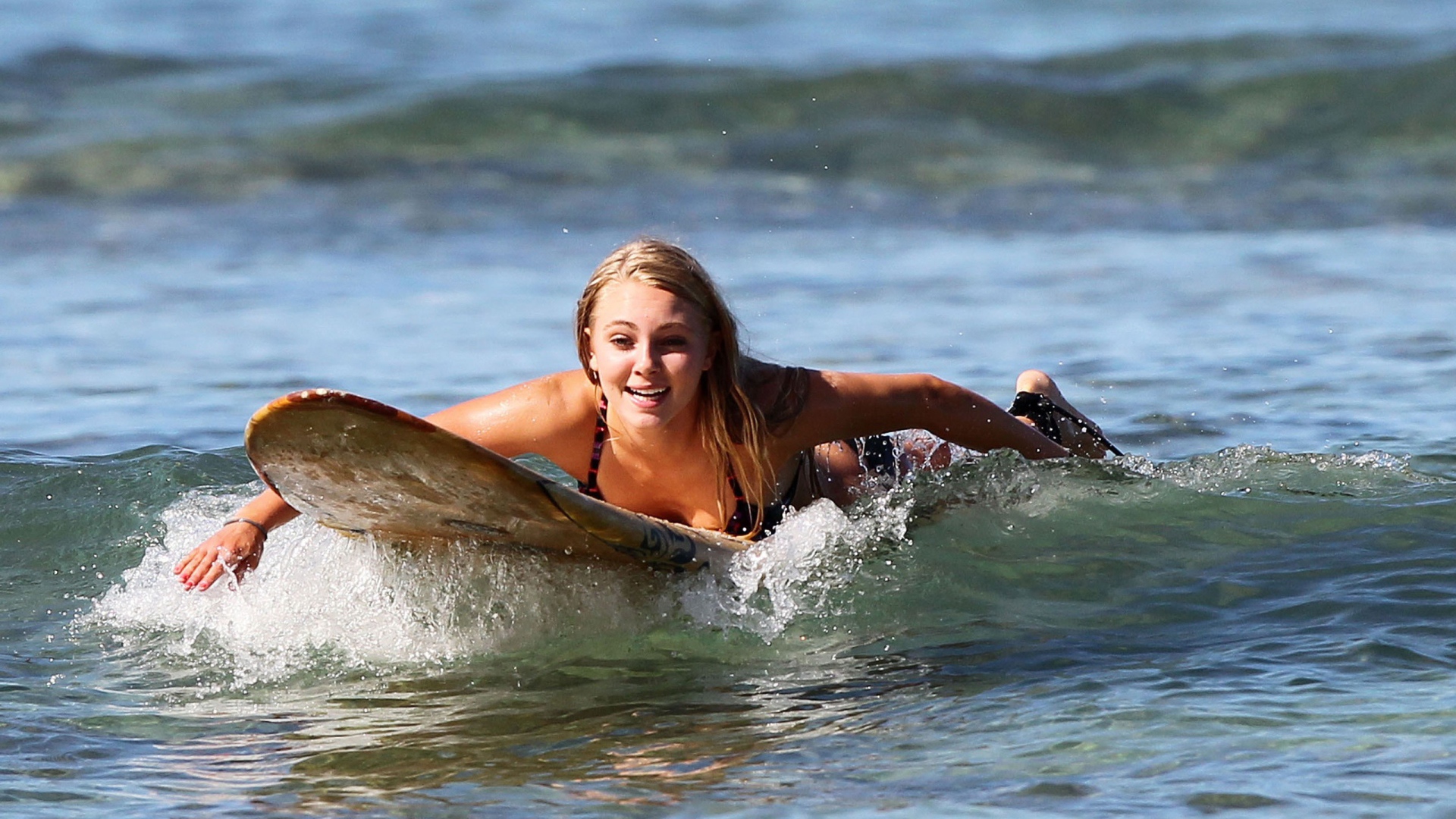 Актриса АннаСофия плавает