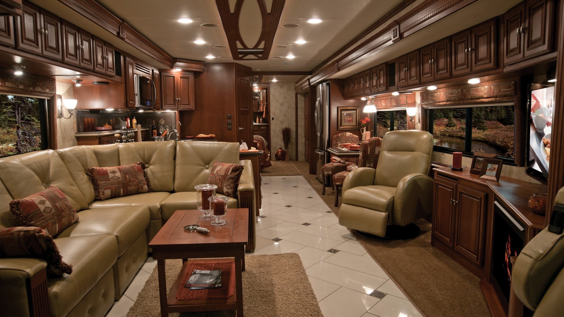 Большая комната с кожаным диваном