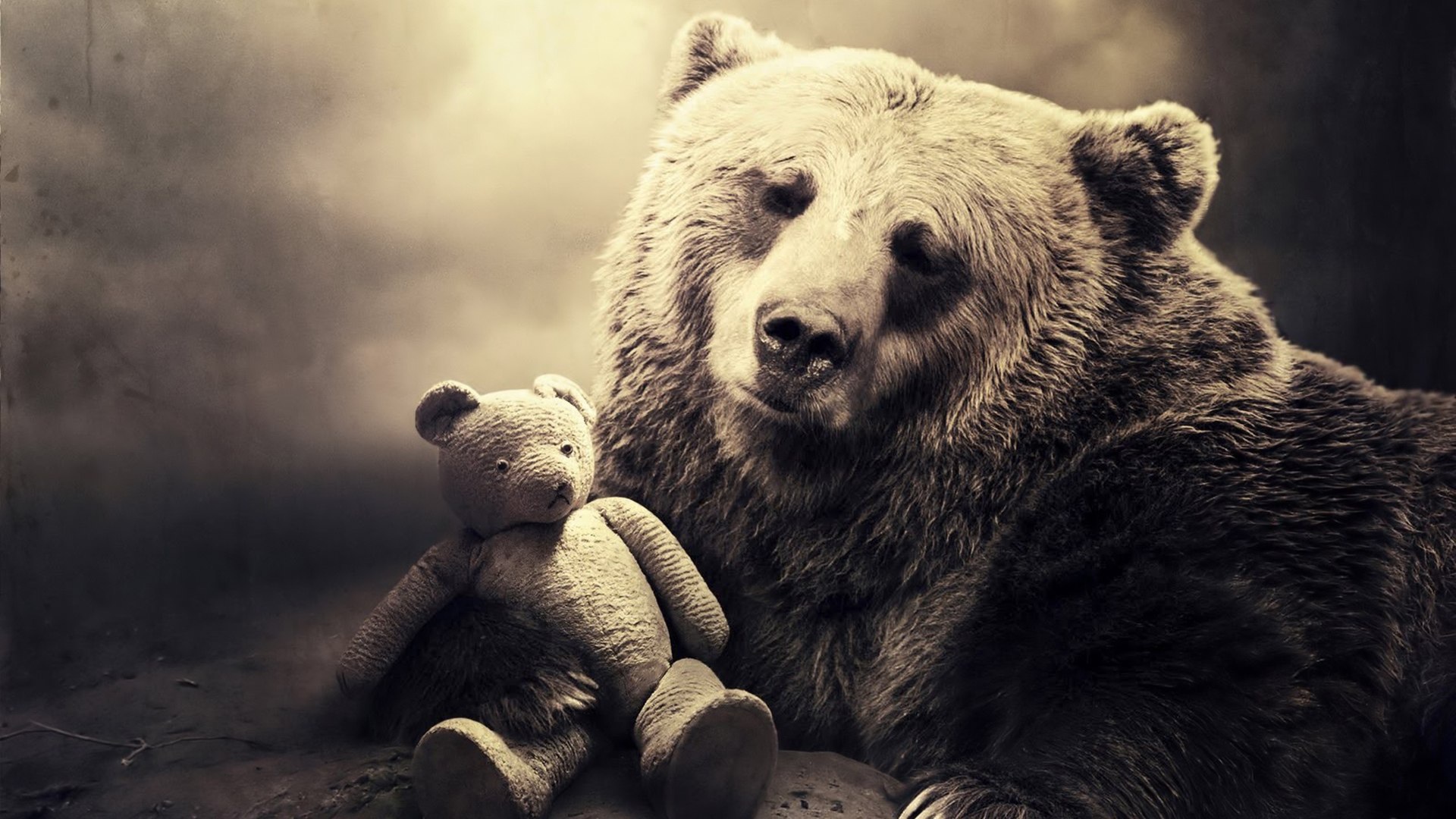 Медведь с игрушкой