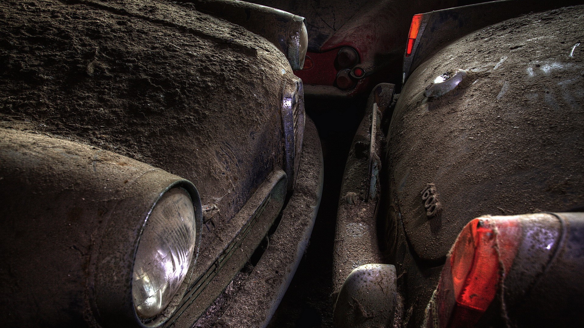 Толстый слой пыли на старых автомобилях