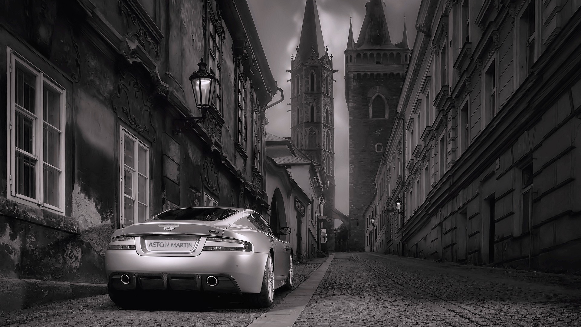Астон Мартин в пустынном городе