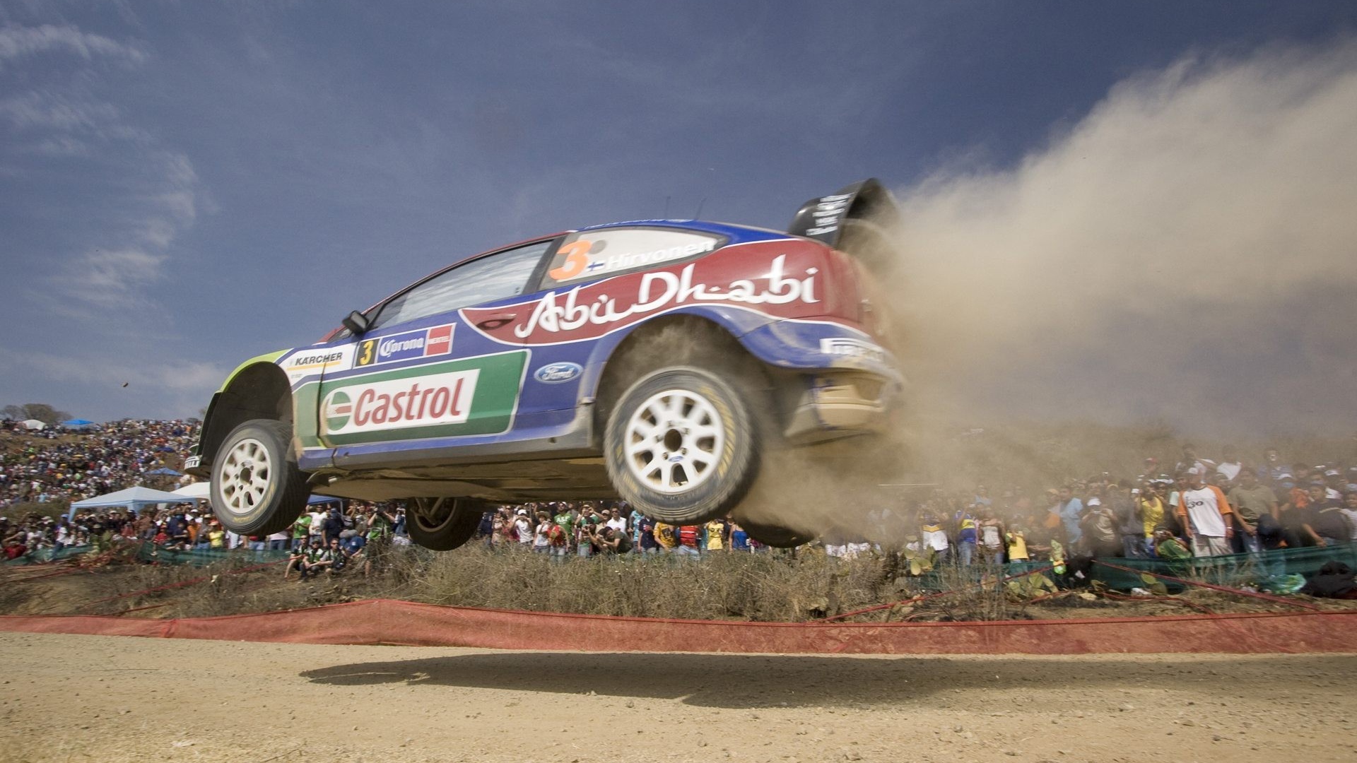 Автомобиль летит по воздуху во время ралли