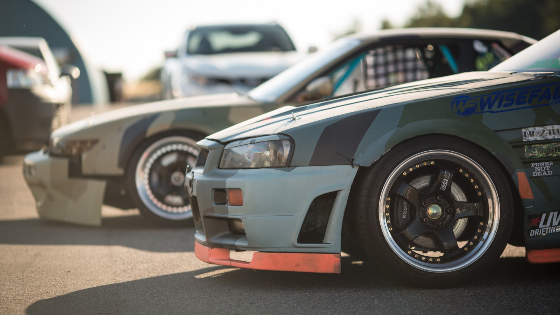 Автомобили на уличных гонках