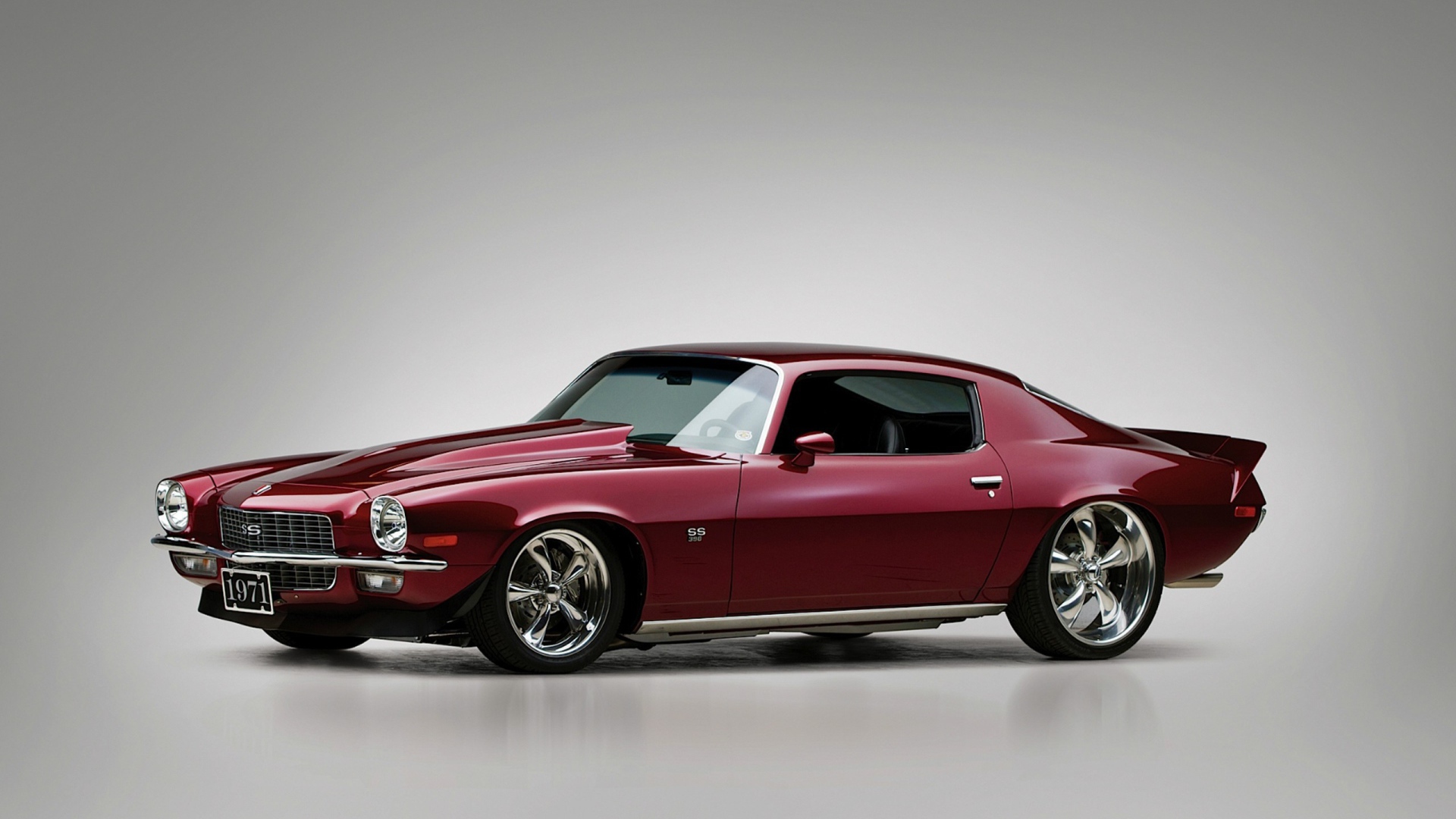 Темно вишневый автомобиль 1971 года