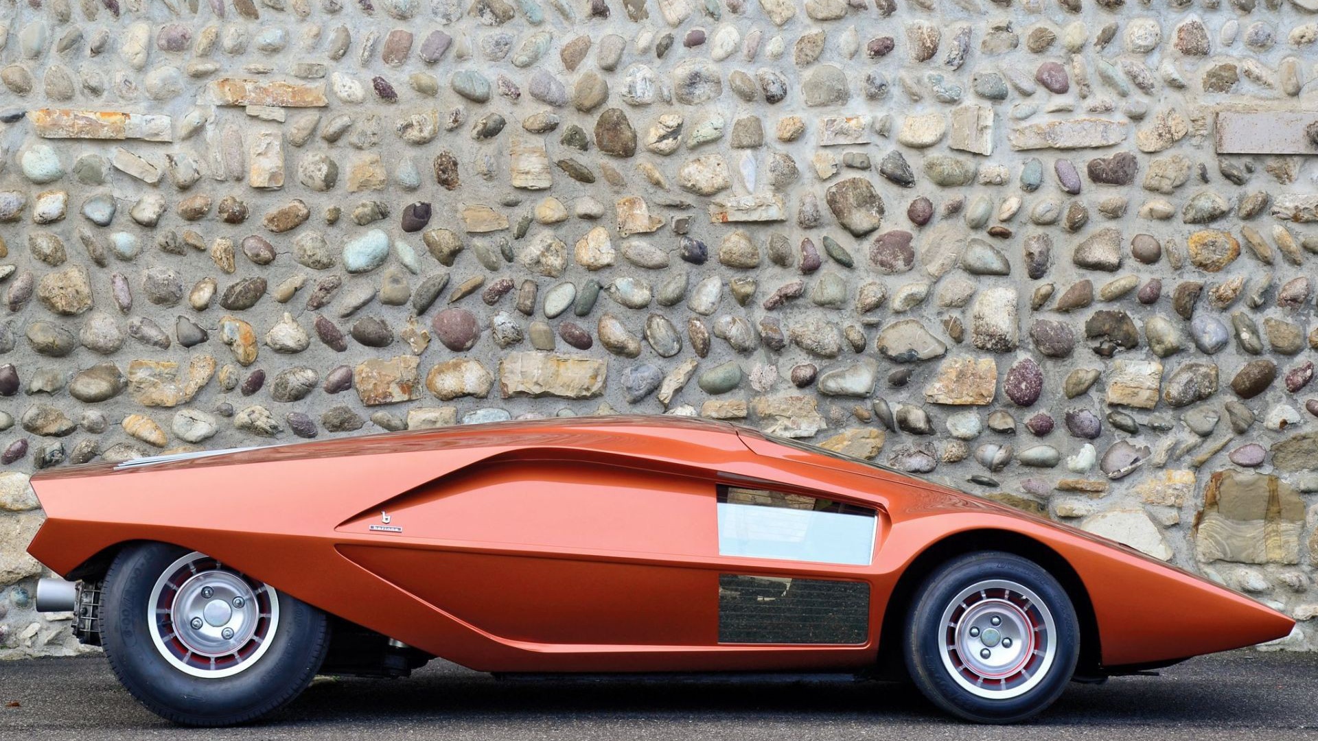 Футуристический автомобиль Lancia Stratos