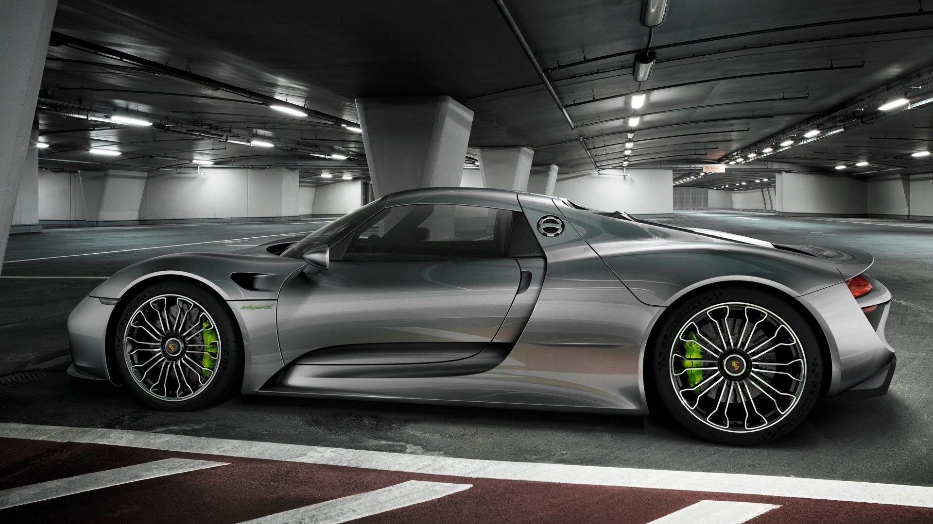 Роскошный серебрянный автомобиль на подземной парковке