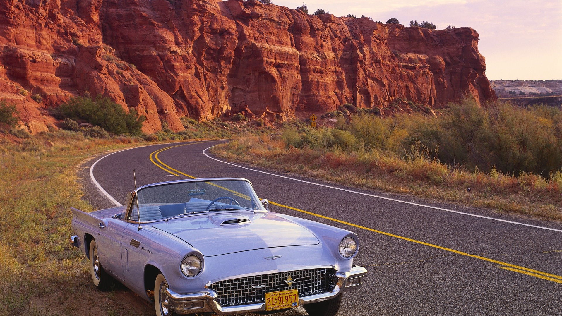 Старый кабриолет на шоссе в США