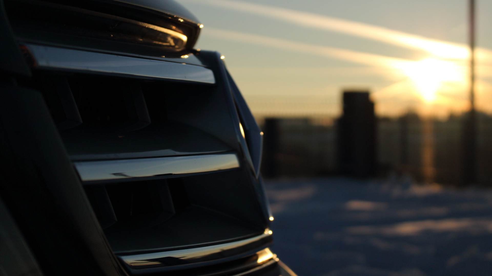 Радиаторная решетка дорого автомобиля