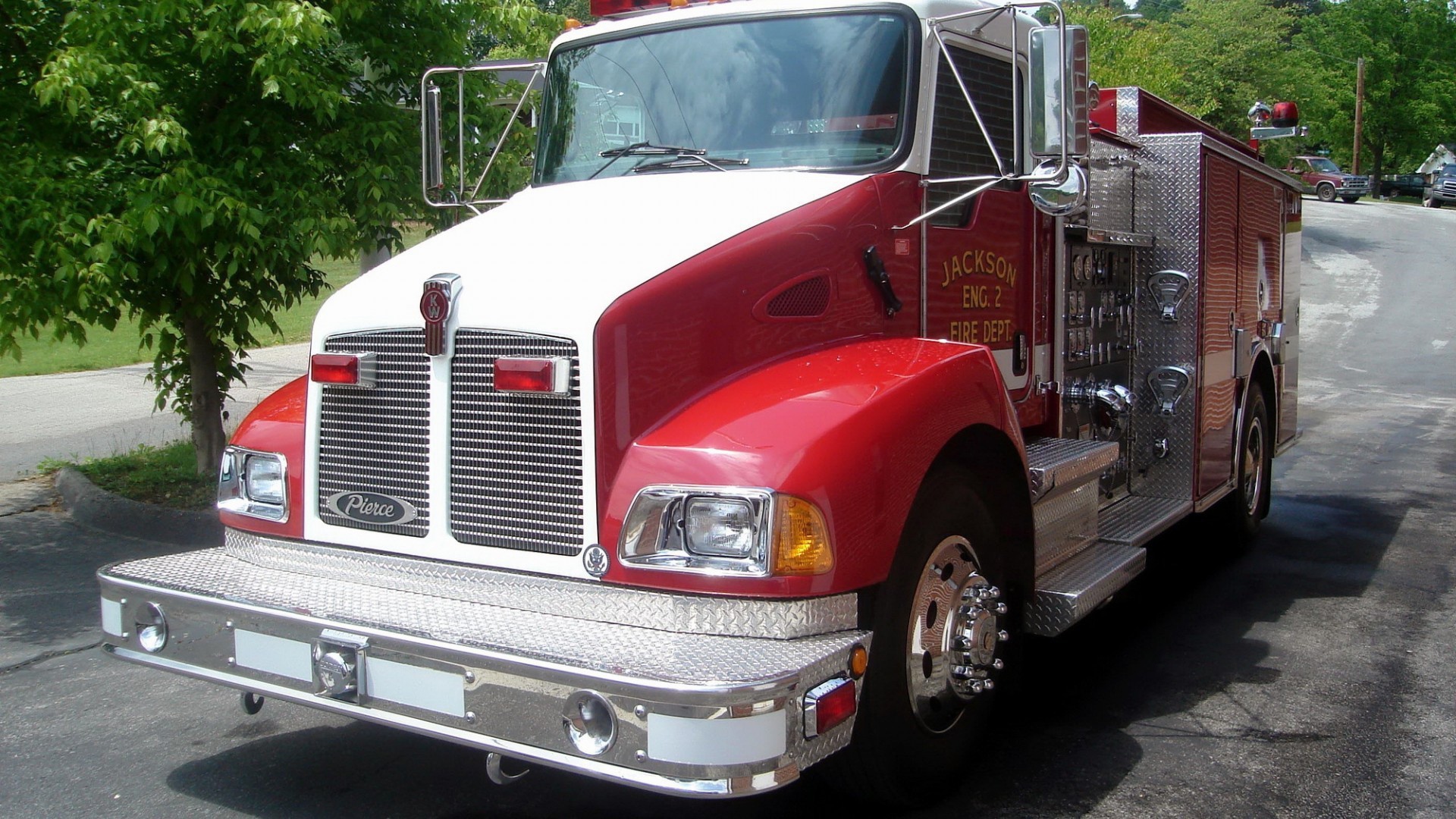 Красный пожарный автомобиль в США