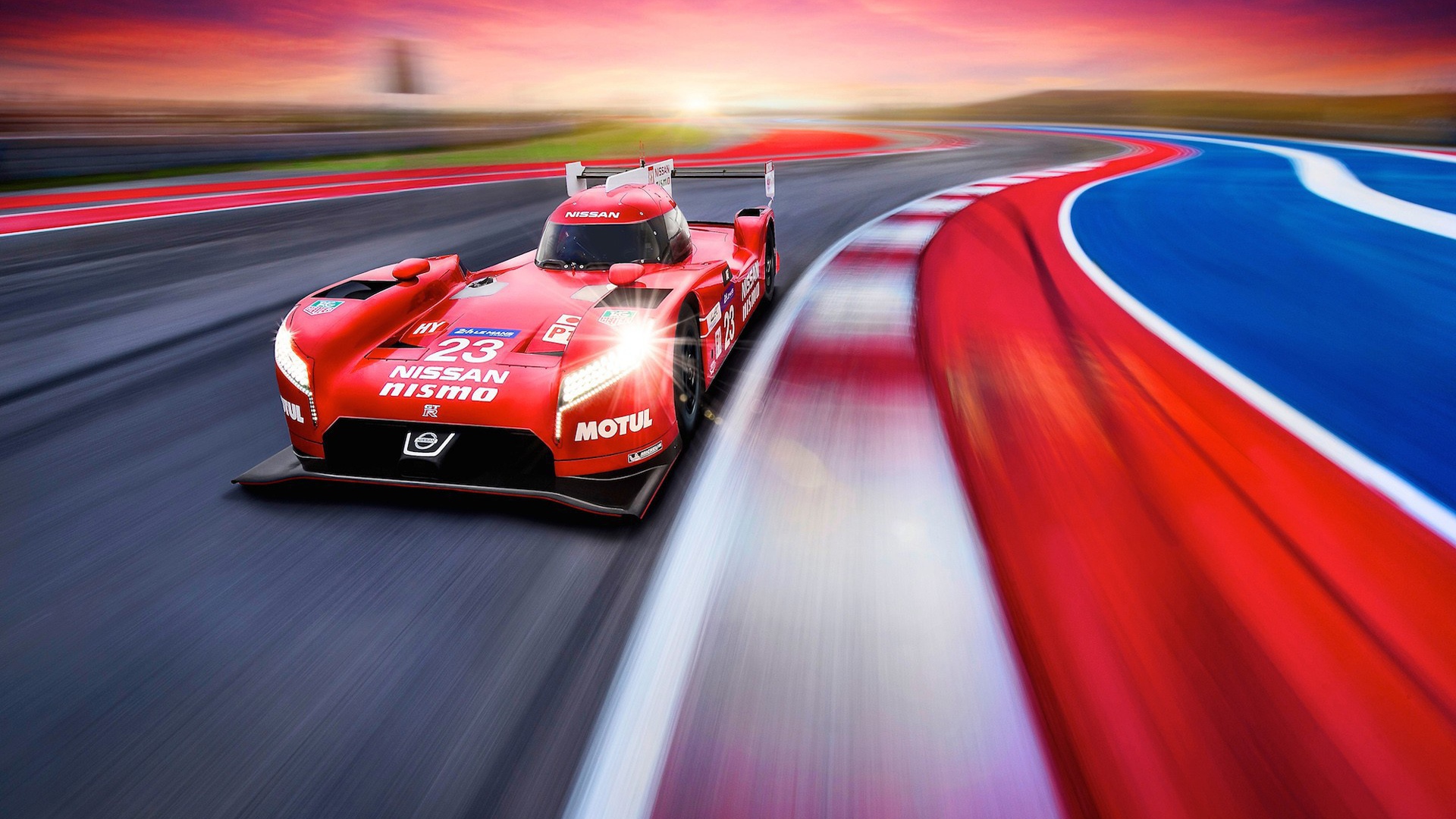 Красный гоночный автомобиль на треке