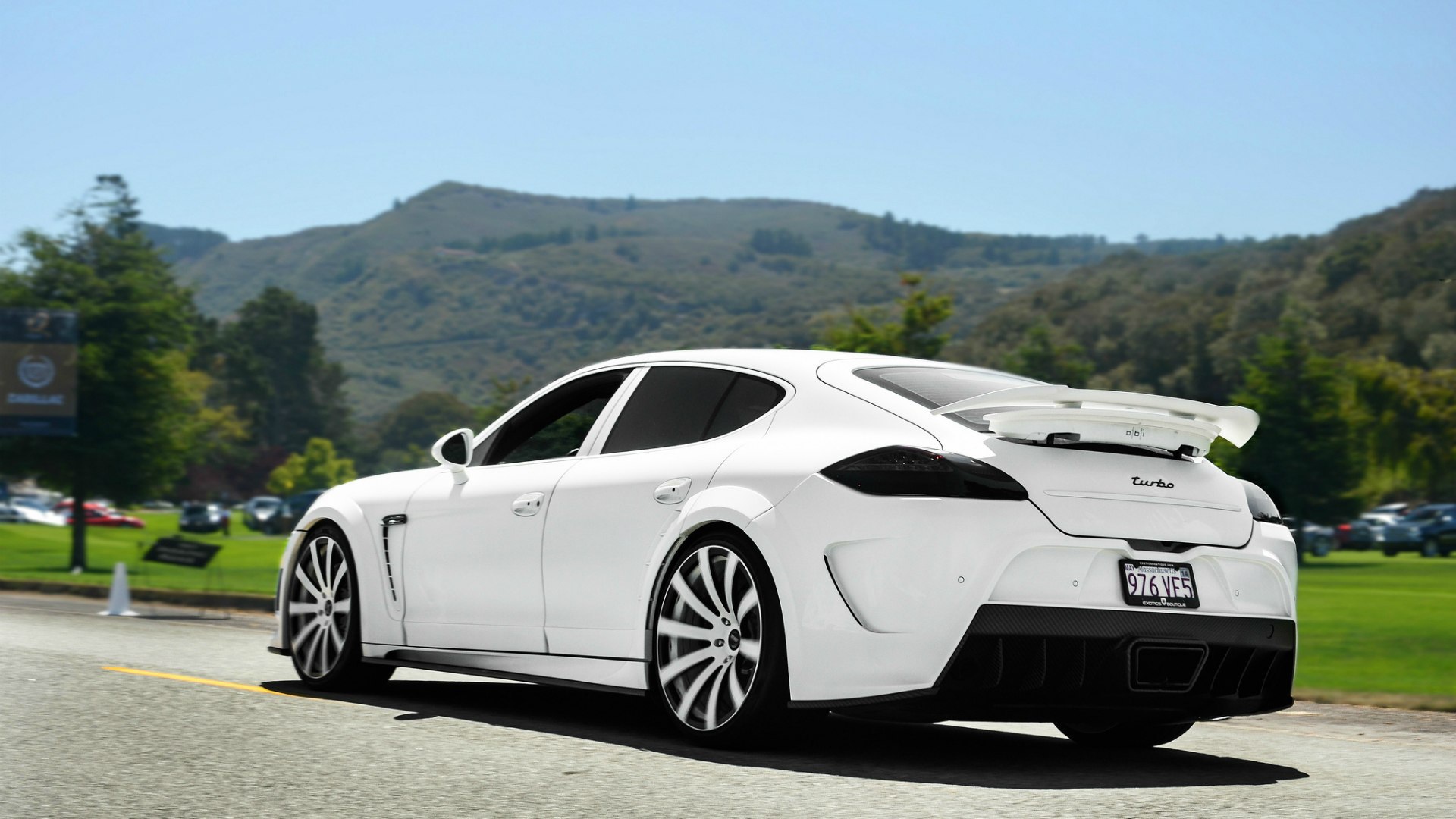 Белый Porsche Panamera Turbo