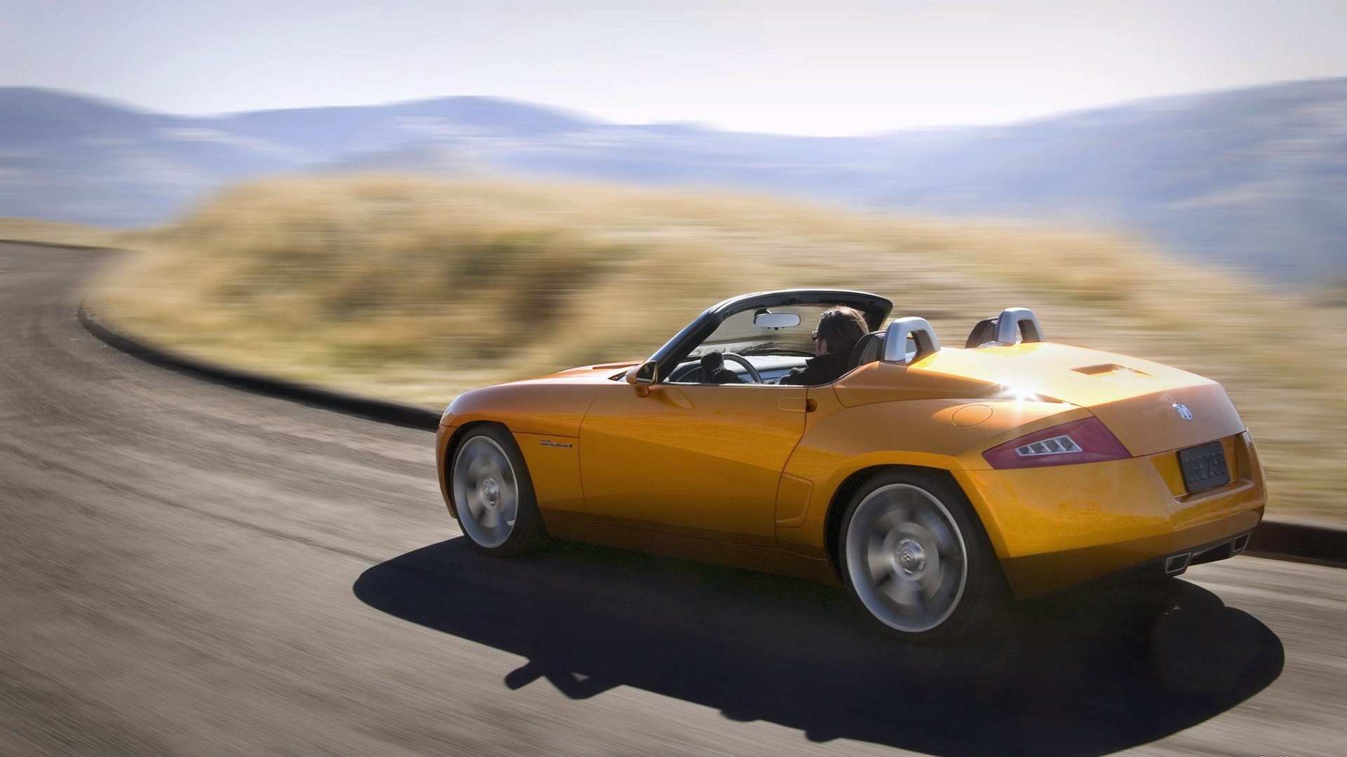 Желтый спортивный кабриолет на шоссе