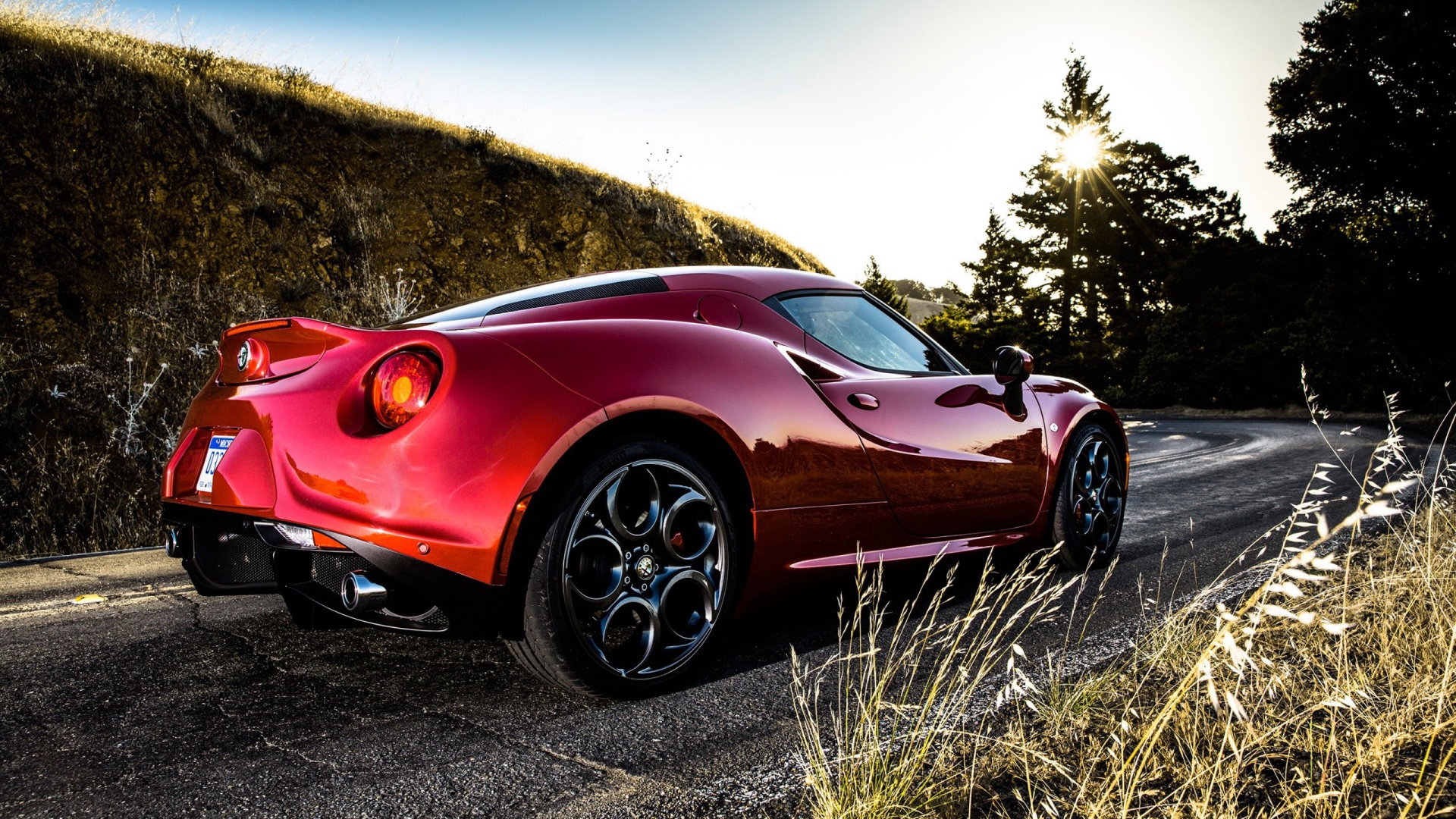 Красная Alfa Romeo 4C на повороте дороги