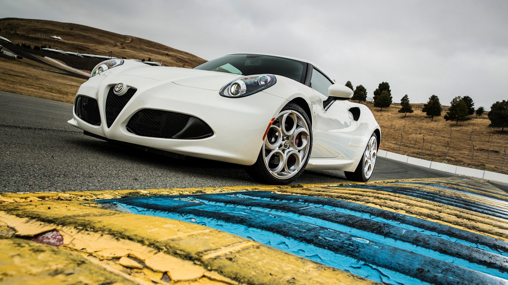 Спортивная машина Alfa Romeo 4C