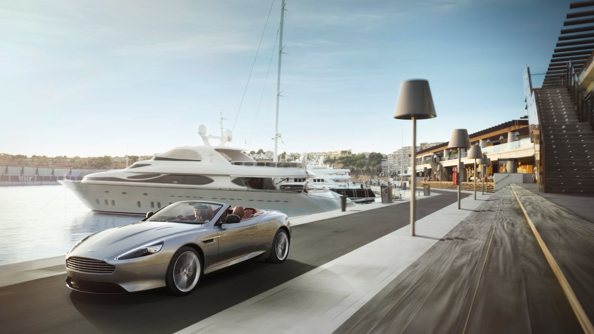Кабриолет Aston Martin на фоне яхты