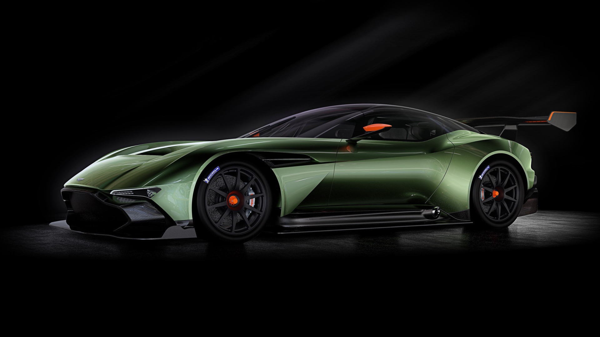 Зеленый спортивный Aston Martin на черном фоне