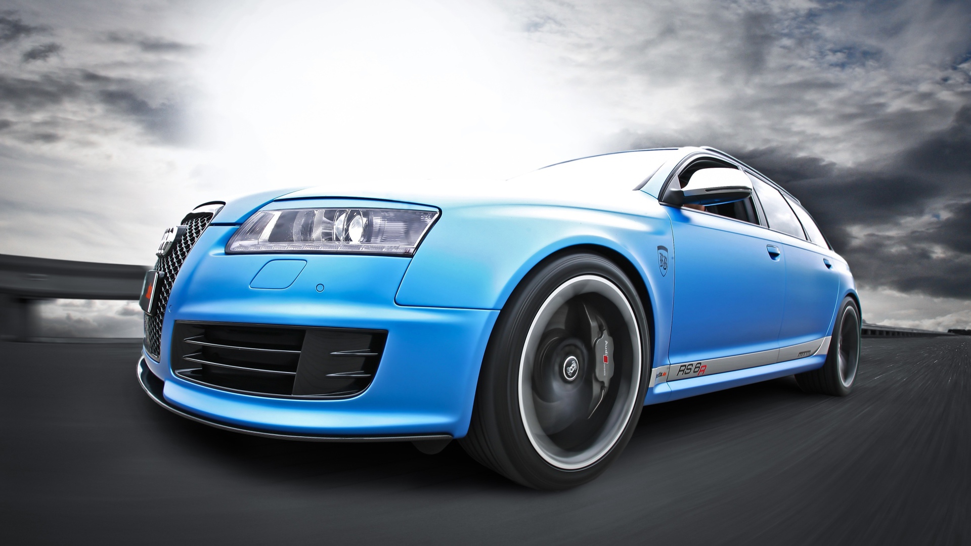 Голубой Audi RS6 Avant на шоссе