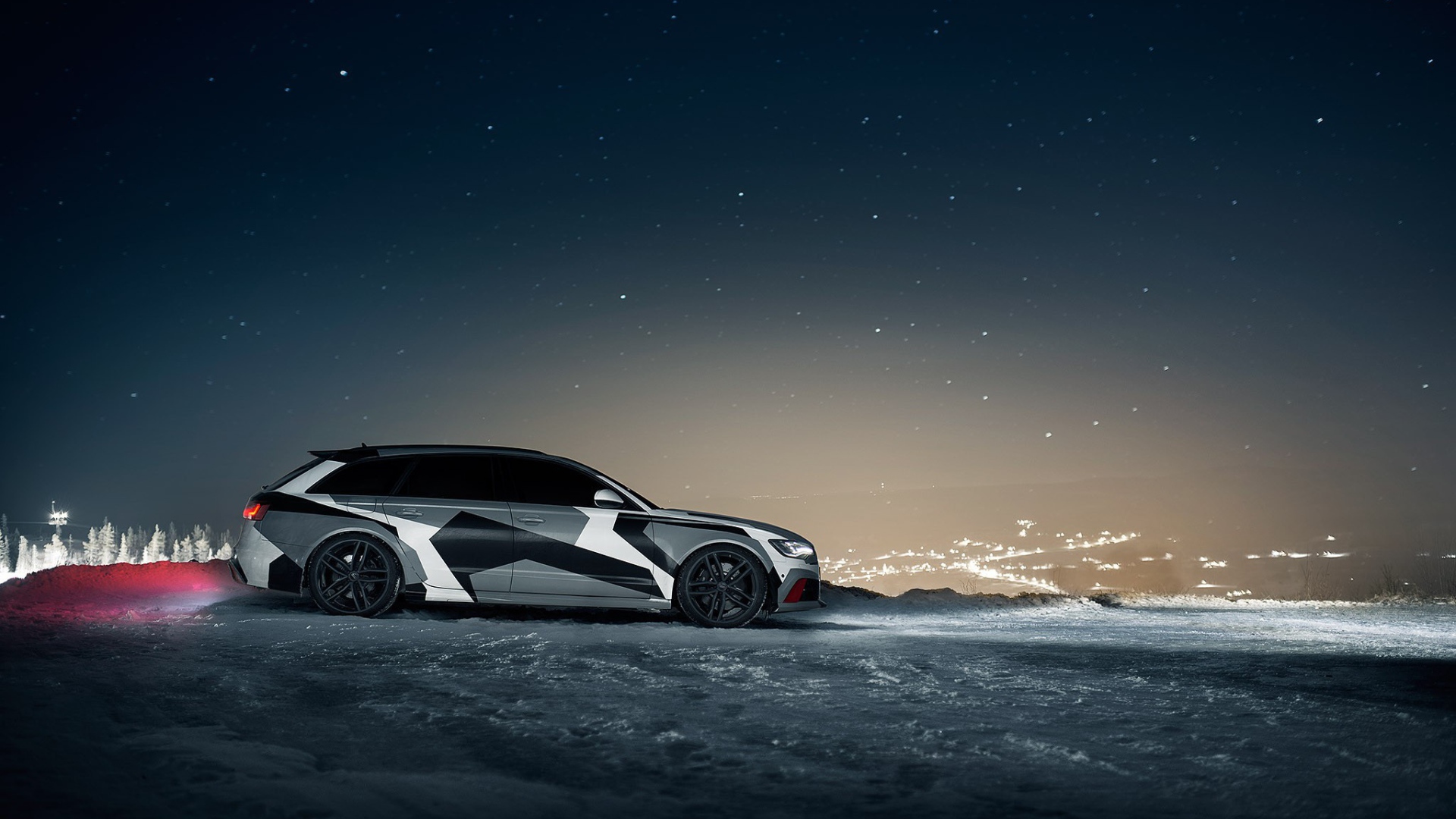 Автомобиль Audi RS6 Avant на фоне ночного города