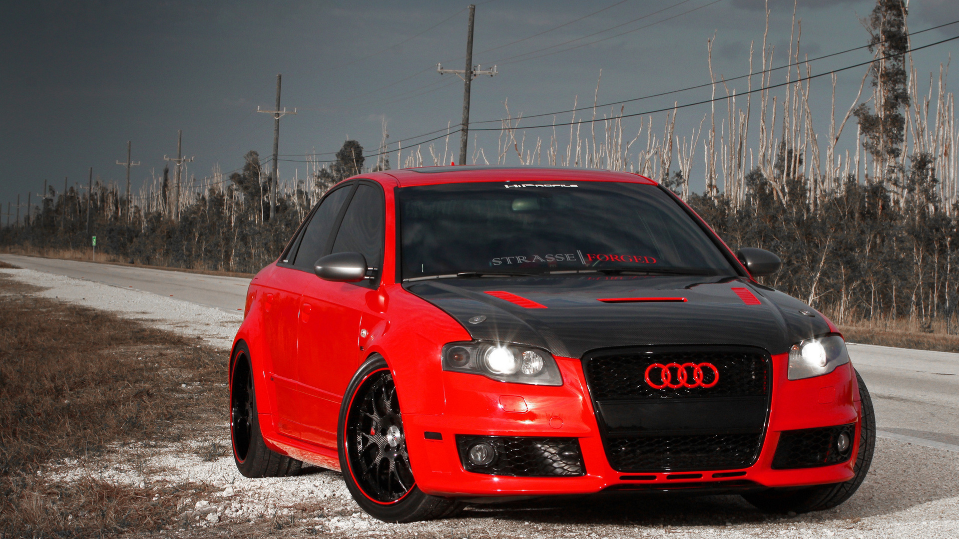 Красный Ауди с черным капотом