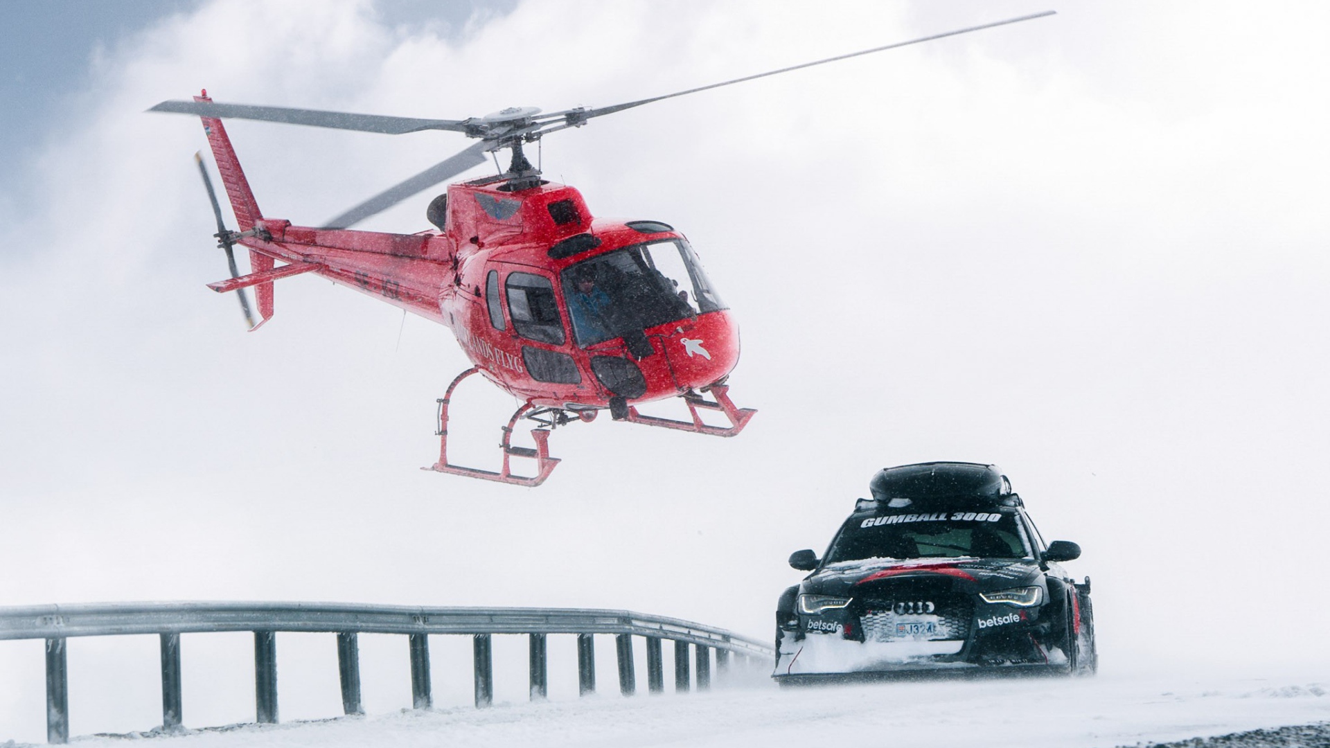 Красный вертолет над автомобилем Audi RS6 Avant