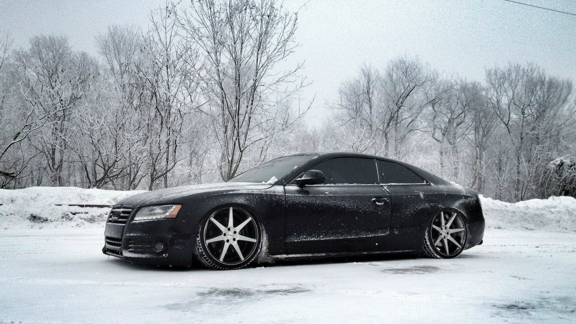 Audi S5 на зимней дороге
