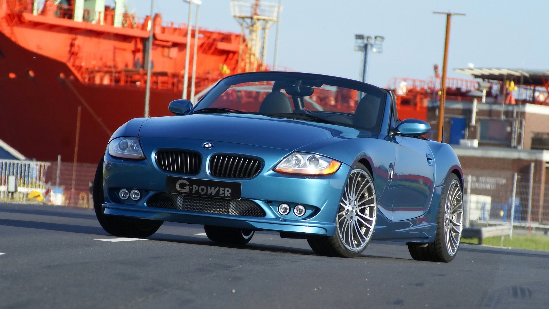 Мощный БМВ кабриолет синего цвета