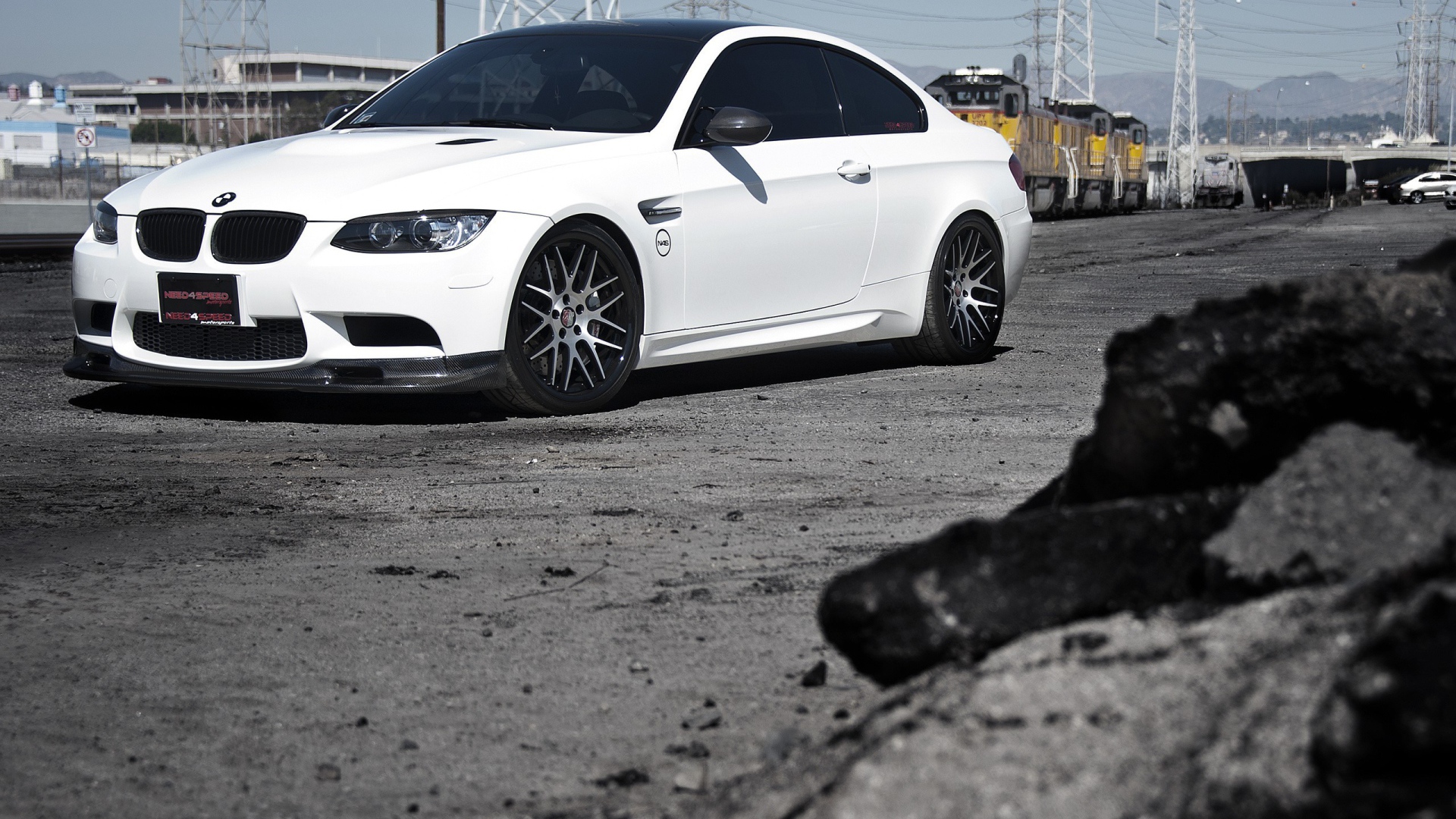 Белый БМВ на железнодорожной станции