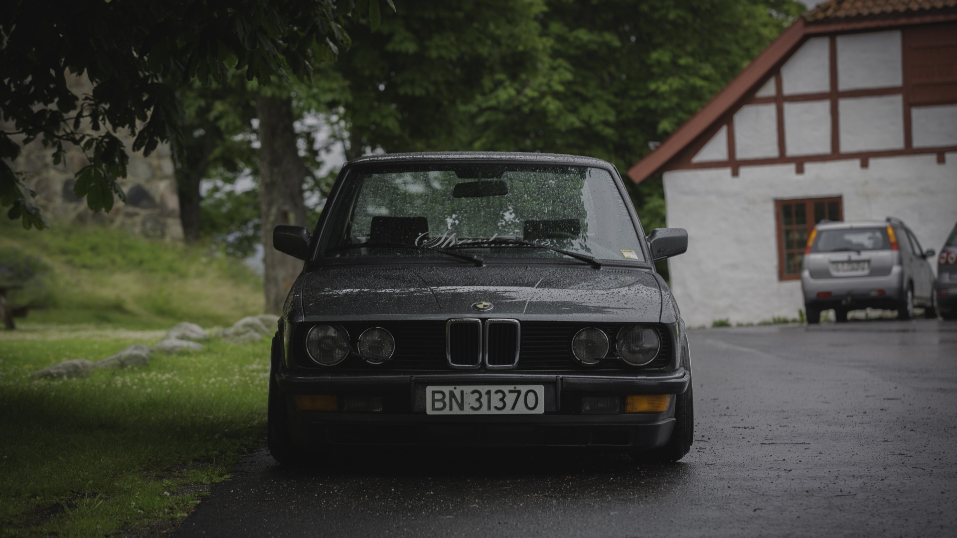 Мокрый BMW E28 на улице