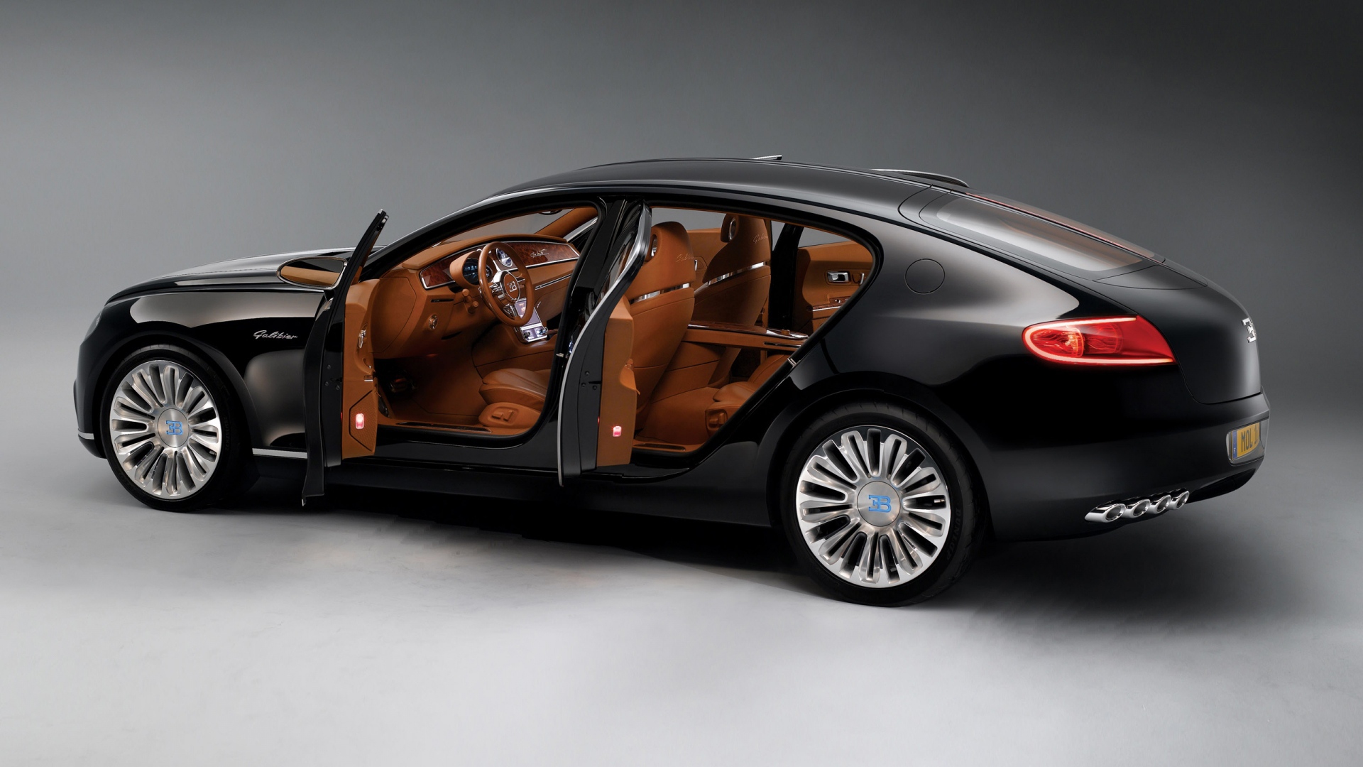 Черный автомобиль Bugatti 16C Galibier с коричневым салоном