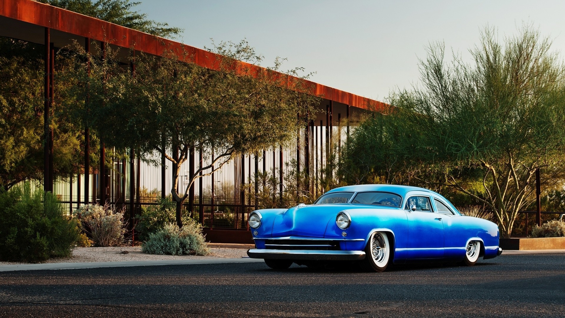 Старый автомобиль Chevrolet Kaiser