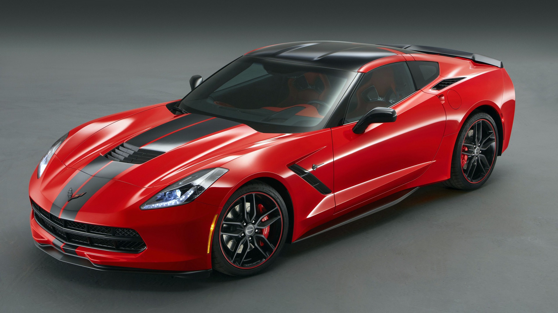 Красный Chevrolet Corvette Stingray на сером фоне