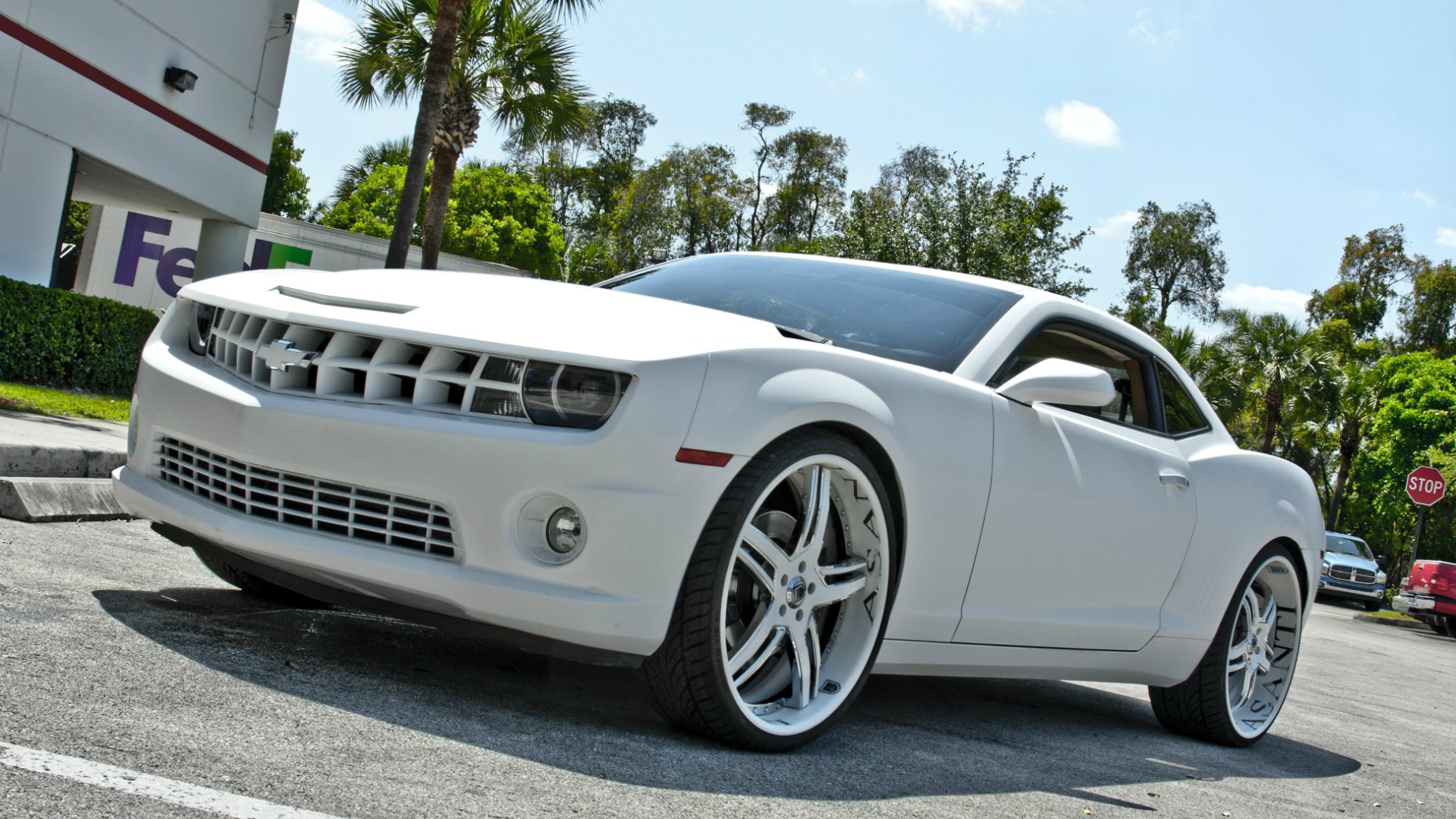 Мощный белый Chevrolet Camaro Asanti