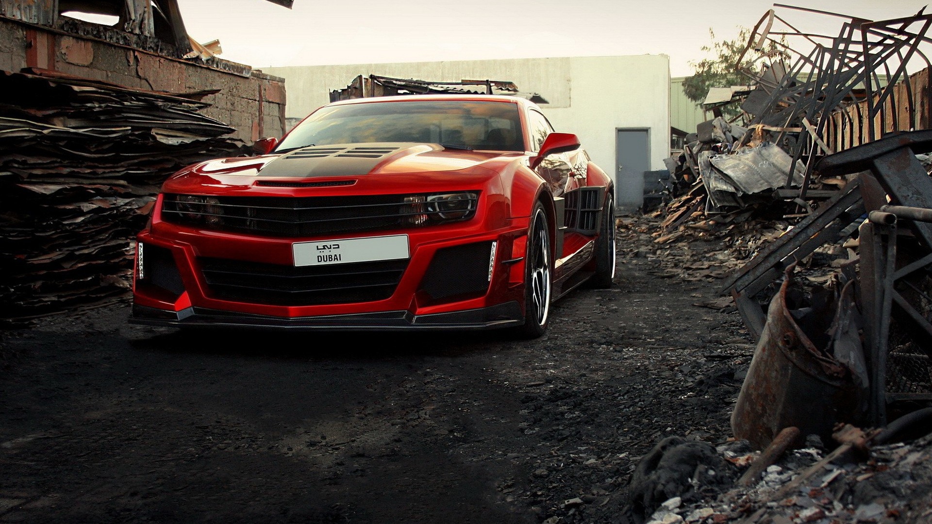 Красный Chevrolet Camaro среди руин