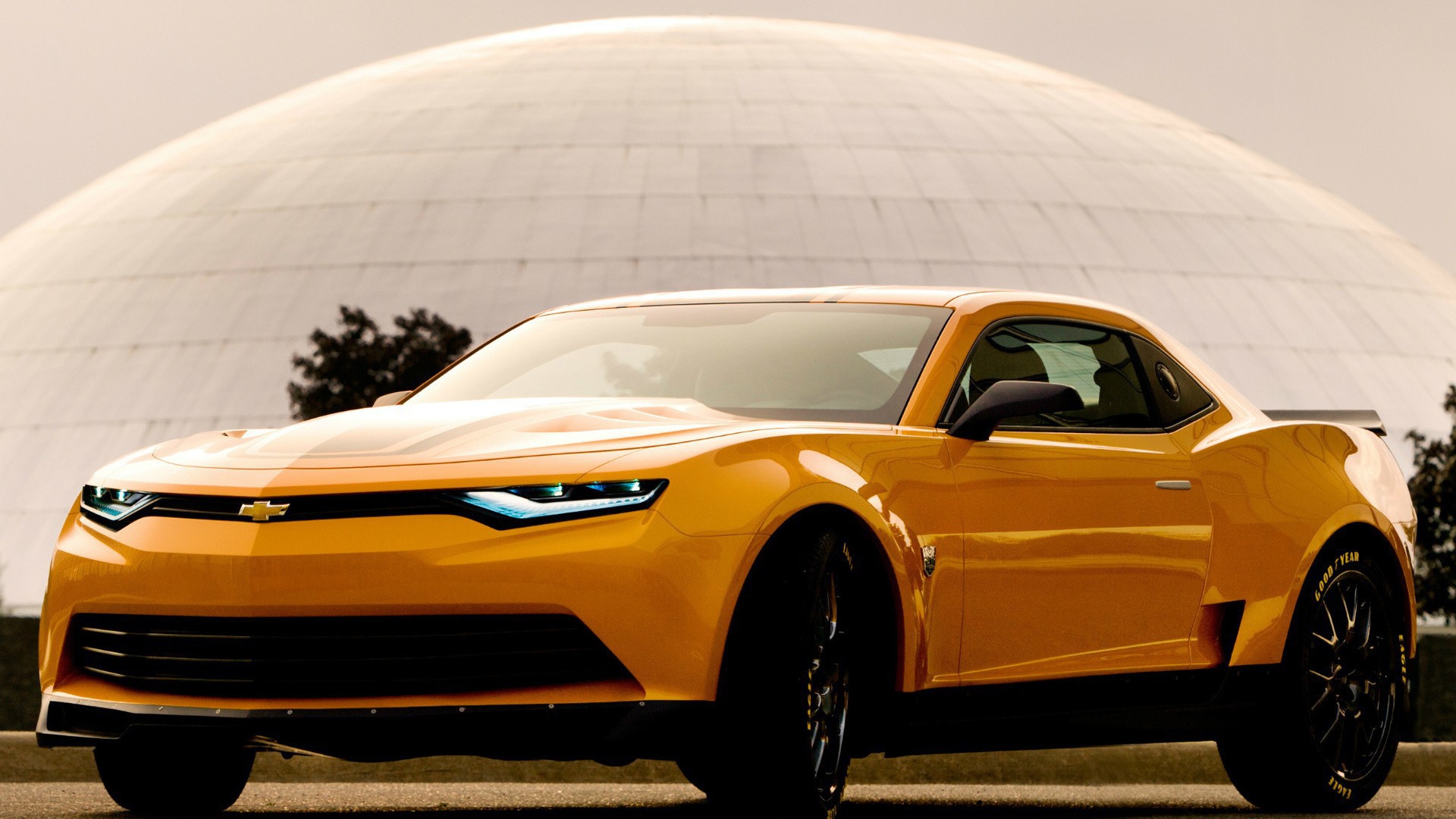 Желтый Chevrolet Camaro на фоне купола