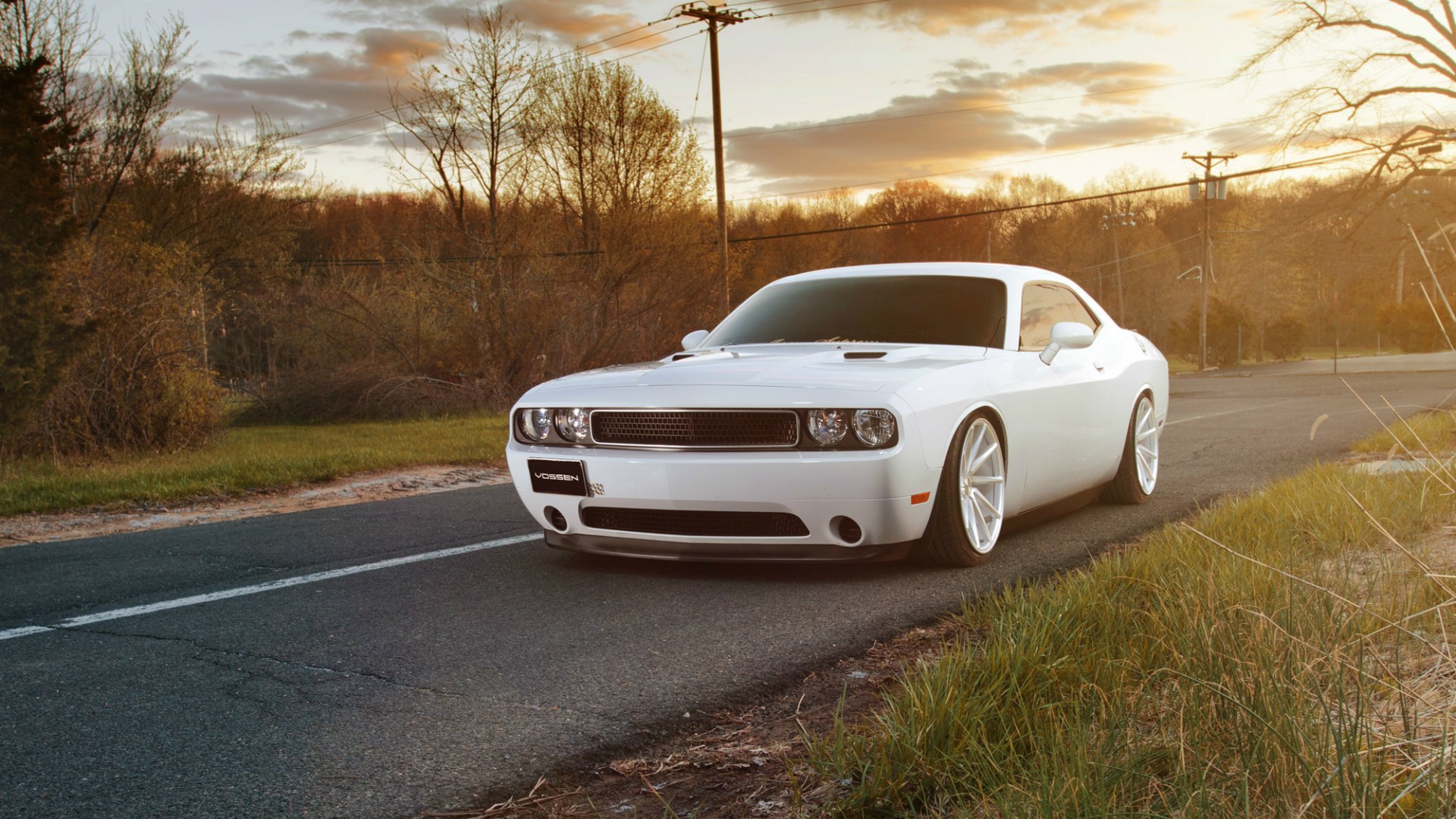 Белый Dodge Challenger на дороге