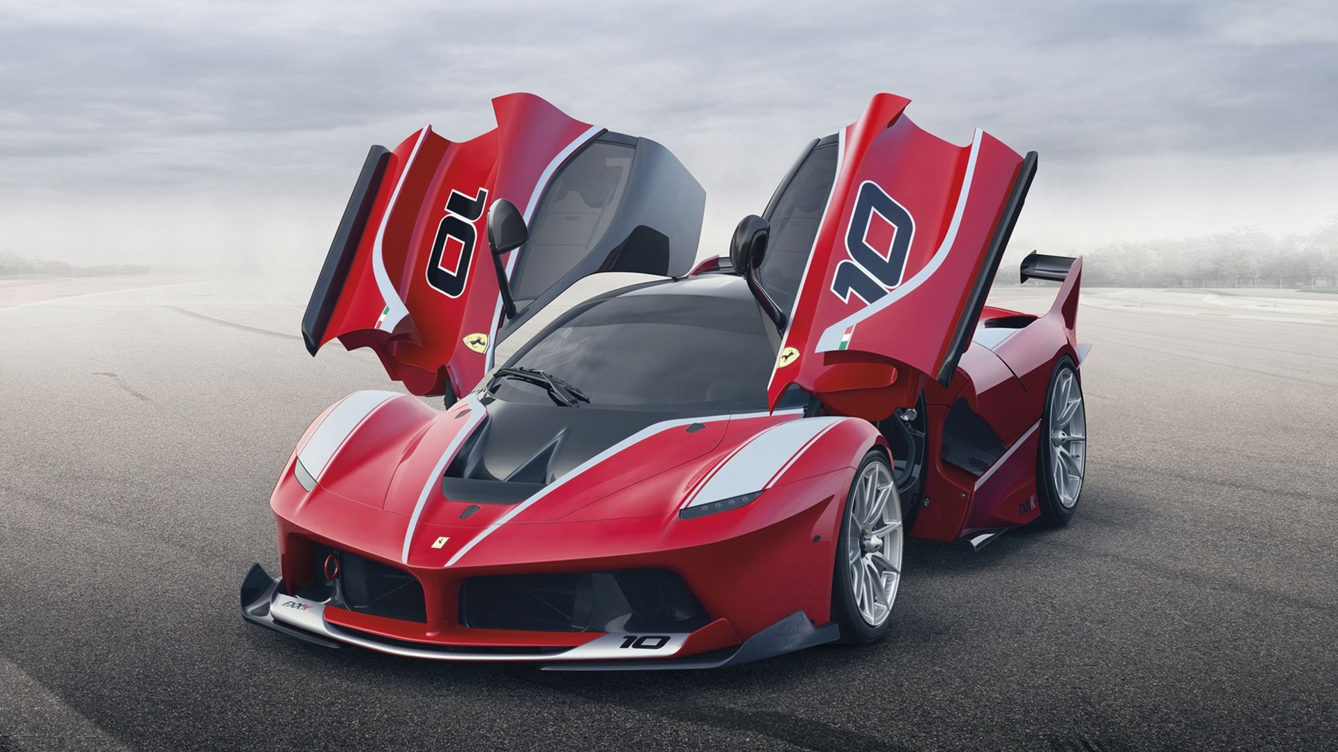 Открытые двери авто Ferrari FXX K